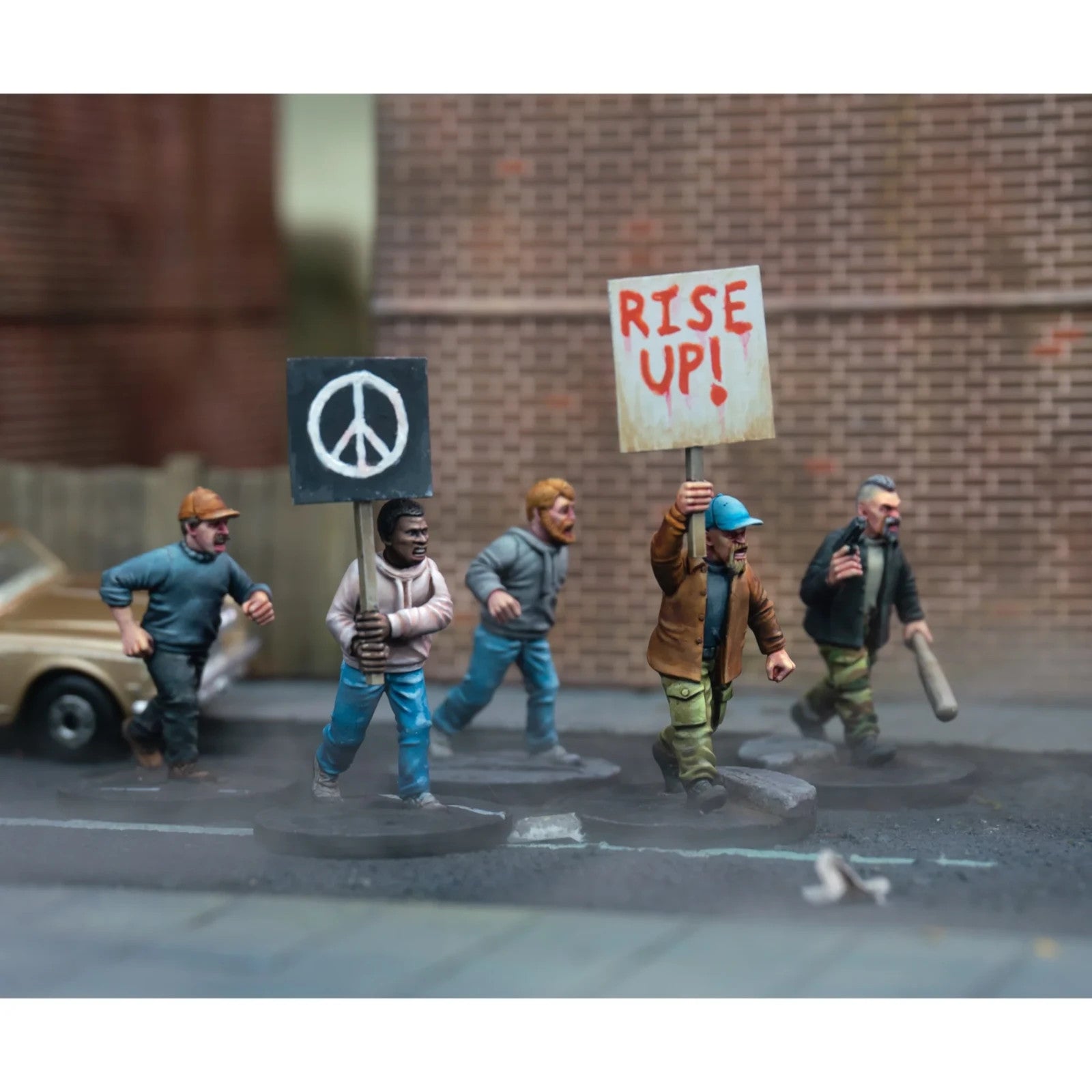 Wargames Atlantic Civilian Survivors Men 24x Miniatures 28mm Figures FREE POST