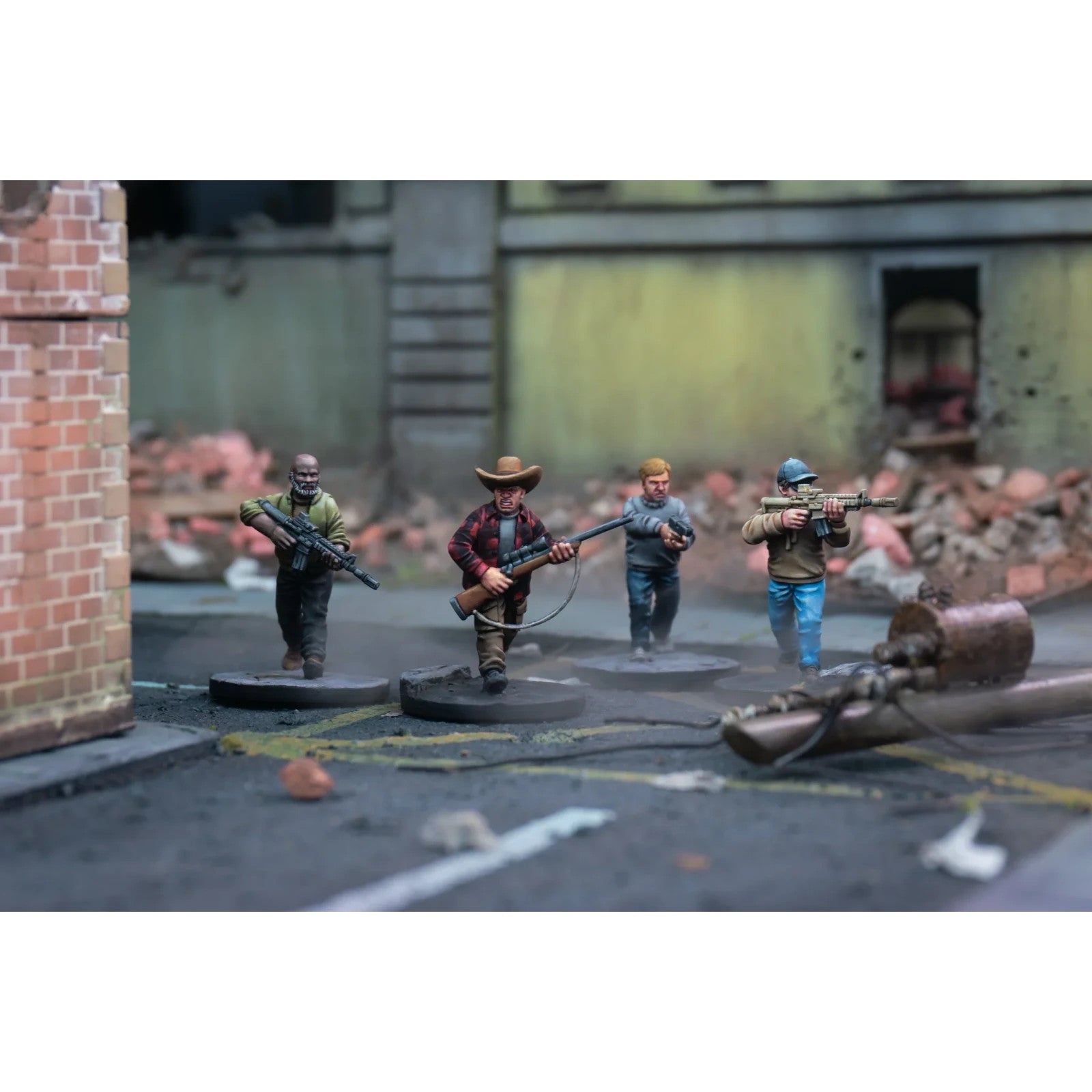 Wargames Atlantic Civilian Survivors Men 24x Miniatures 28mm Figures FREE POST
